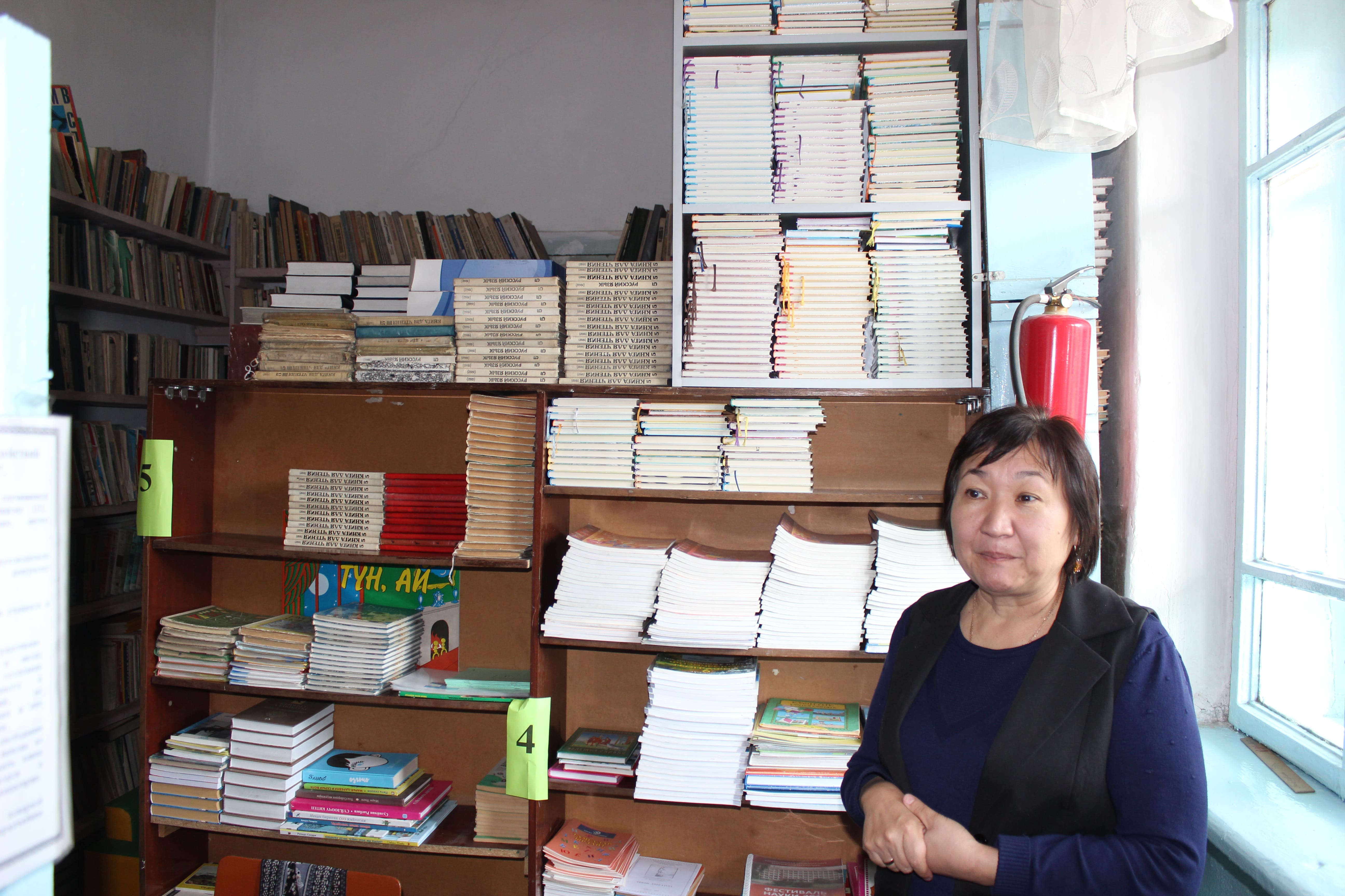 Библиотека в специальной школе для детей инвалидов в Бишкеке